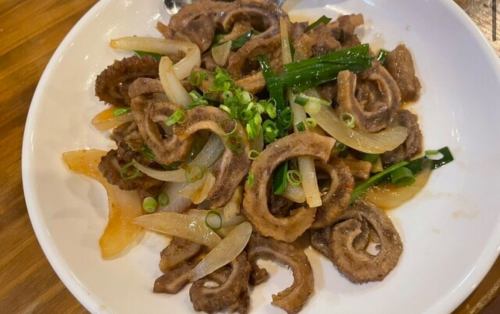 まぐろホルモン炒め(希少部位のため、1日限定3台)