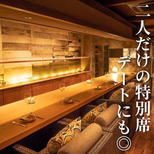 カウンター席は、お一人様でも気軽にお食事を楽しめる特等席です。目の前で調理される様子を眺めながら、食欲をそそる香りや音を五感で感じられます。熟練のスタッフとの会話も弾み、料理やお酒についてより深く知ることも。お一人様はもちろん、デートでのご利用にもおすすめです。心地よいライブ感と共にご堪能ください。