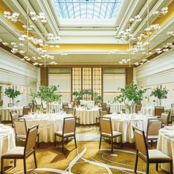 最大510名様までご案内できる、格式ある宴会場です。満開の桜をモチーフとしたシャンデリアや白とピンクを基調とした明るい空間で、クリスタルドームによる光の演出が可能。可動式仕切りを用いた分割利用も承ります。宴会場ご利用の際は、別途ご利用条件がございます。詳細はお電話にてご説明申し上げます。