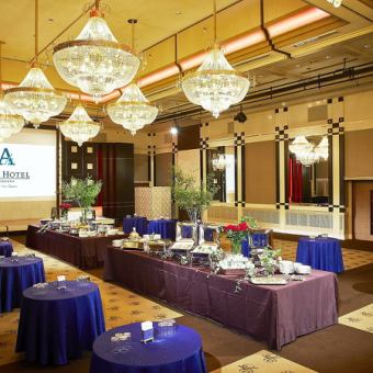 最大430名様までご利用いただける『舞』は、宮殿のような煌びやかなシャンデリアとシックな内装が魅力の、当ホテルを代表する宴会場です。開閉式のクリスタルドームの天井を活用し、イベントに合わせた様々な演出が可能です。宴会場ご利用の際は、別途ご利用条件がございます。詳細はお電話にてご説明申し上げます。