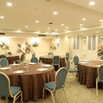 当ホテル全館のコーディネートを手がけた建築デザイナー、キャロライン・デ・ノルフの名を冠する宴会場です。ベルギー伯爵家の血を引く気高く品位ある空間は、細部まで配慮が行き届いています。各種研修や会合にご活用ください。宴会場ご利用の際は、別途ご利用条件がございます。詳細はお電話にてご説明申し上げます。