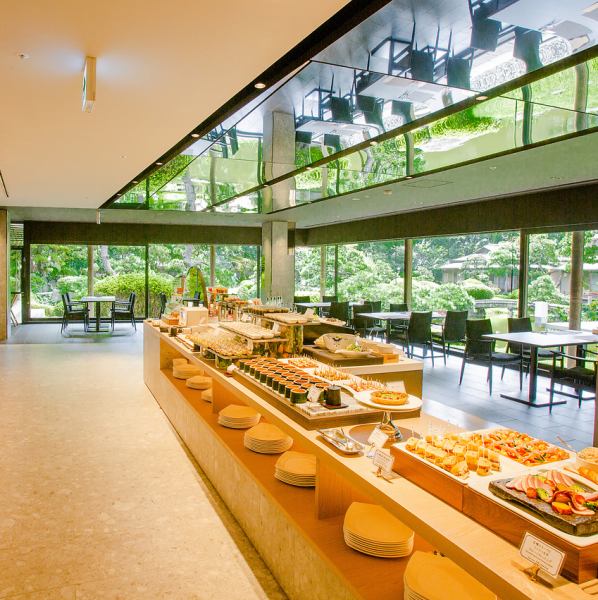 This restaurant is ideal for hospitality such as company banquets, various parties, and entertainment.Please enjoy the dining together with the Japanese garden overlooking from anywhere.