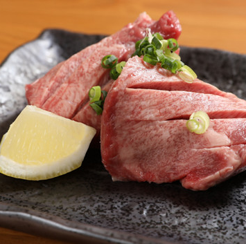 一家由旧民居改建而成的小型烤肉店♪便宜的优质肉！精致的厚切牛肉舌1400日元！