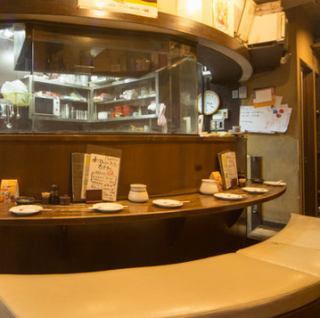 [柜台座位]您可以在受欢迎的柜台座位上享受烤鸡肉的真实感。