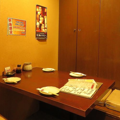 <p>【掘りごたつ/6～9名様】名古屋コーチン料理で人気の「鳥開」。落ち着いた雰囲気の個室を完備しており、周りを気にせずゆったりと食事を楽しめます。定番の親子丼や唐揚げなど、素材の旨みを活かした鶏料理は老若男女に好評。ご友人との食事や仕事帰りの一杯、少人数の会食まで幅広く利用できる一軒です。</p>