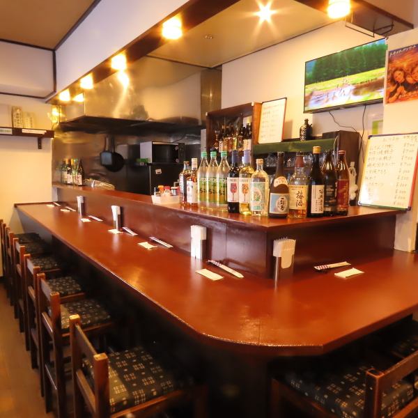 店内へ一歩足を踏み入れると、まず目に飛び込んでくるのが広々とした木目調のカウンター席です♪お一人様でも気兼ねなく過ごせるよう、スタッフが笑顔でお出迎えいたします◎棚にずらりと並んだ銘柄ウイスキーや焼酎のボトルを眺めながら、今日のおすすめを聞いてみるのも楽しみの一つ♪