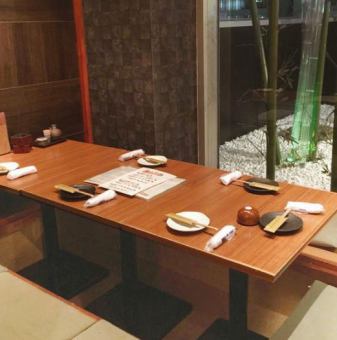 [Medium private room with sunken kotatsu with garden view] Available for 4 or more people.Depending on the seat, you can see the illuminated garden.