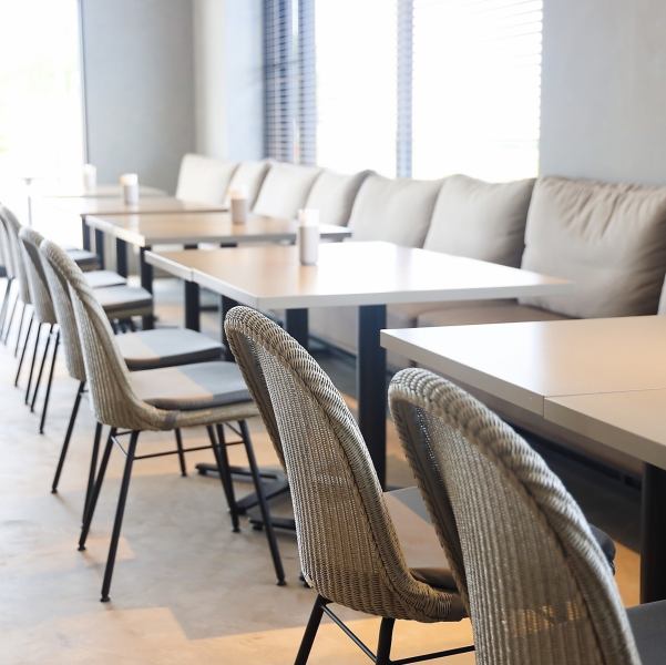 《ランチやカフェタイムに◎》ランチでのご利用や、カフェタイムのご利用にもピッタリのゆったりお座り頂けるソファーのお席もございます♪安心してご利用頂けるよう、換気や消毒など感染予防対策に取り組んでおります。ランチや女子会、ママ会などのご友人とのひと時もどうぞごゆっくりお過ごしください◎