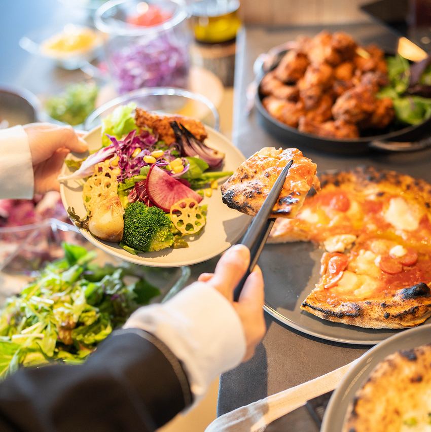 サラダ・自家製のピザ・パンなど、自慢料理をビュッフェ形式で♪