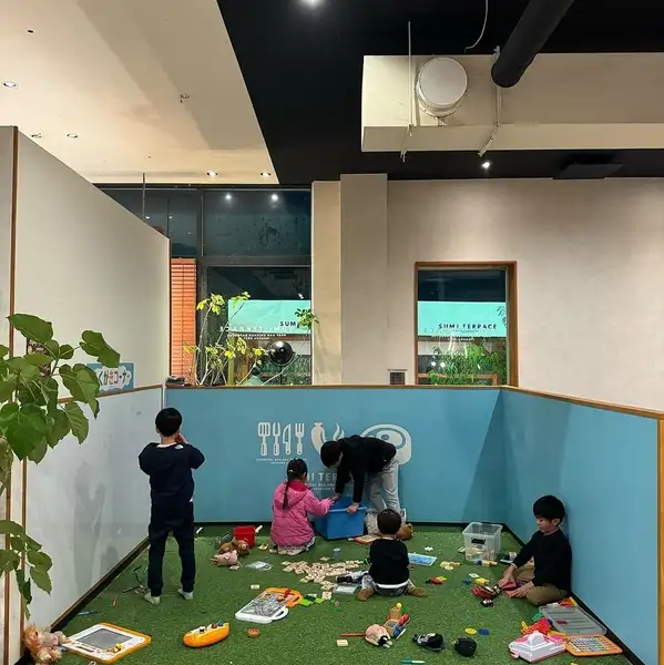 「外食したいけれど、子供が飽きちゃうかも…」そんな心配はもういりません。お子様が夢中で遊んでいる間に、大人の方は本格的な焼肉や洋食を心ゆくまで堪能。お子様のすぐそばで、安心してお食事をお楽しみいただけます。お買い物帰りやご家族の団らんに、ぜひお気軽にご利用ください！