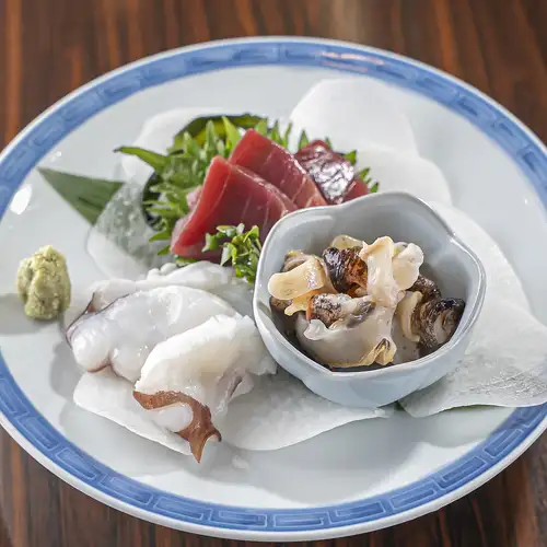 朝市場仕入れの鮮魚が自慢