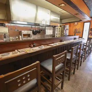お一人様も大歓迎！気軽な一杯から、料理と日本酒をゆっくり楽しめるカウンター席をご用意。