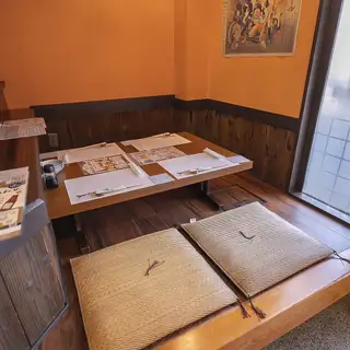 ゆったり寛げる座敷席をご用意。ご家族でのお食事やご友人との飲み会など、さまざまなシーンにおすすめです。