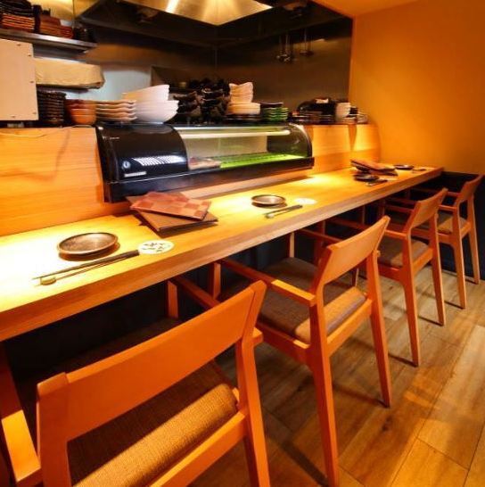 こだわりのカウンター席はカップルシートとしても利用可能♪