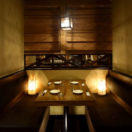 落ち着いた雰囲気のテーブル席はちょっとしたお食事や飲み会に最適です。※系列店との併設店舗です。