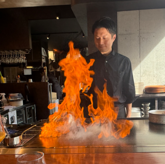 カウンター席では、調理風景や鉄板パフォーマンスを見ながらお食事をお楽しみいただけます。