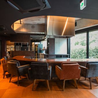 立食形式では、20～30名様ほど対応可能です。※貸し切りの際は、ご予算に合わせてご提案いたしますのでお早めにご相談ください