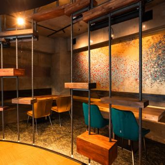 【ゆったりくつろげる半個室】ロールスクリーンで仕切ることで目線を気にせずにご利用いただけるお席です。テーブルを繋げることで最大10名様までご利用いただけます。プライベート感がありつつも、開放的な空間でお集まりを楽しむことができます。宴会や同窓会、少人数の集まりに最適な場所です。