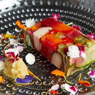 スペシャリテを交えた、四季を彩るコース