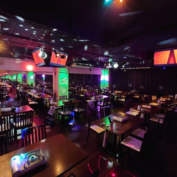 Club floor that can be enjoyed by 2 to 100 people ♪ Enjoy K-POP to your heart's content with sound, neon lights, and lighting effects!