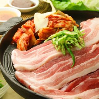 A Korean pub where you can enjoy authentic tastes such as samgyeopsal that can be combined with popular K-POP♪
