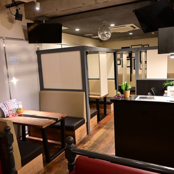 オーナーのこだわりが詰まった店内は、お洒落なインテリアと木の温もりを感じるテーブルや床は落ち着いた大人な空間です◎女子会やデート、お祝いでのご利用にピッタリです♪2名様からご利用いただけるコースは飲み放題付きです。単品メニューも豊富にご用意しておりますのでシーンに応じてご利用ください★
