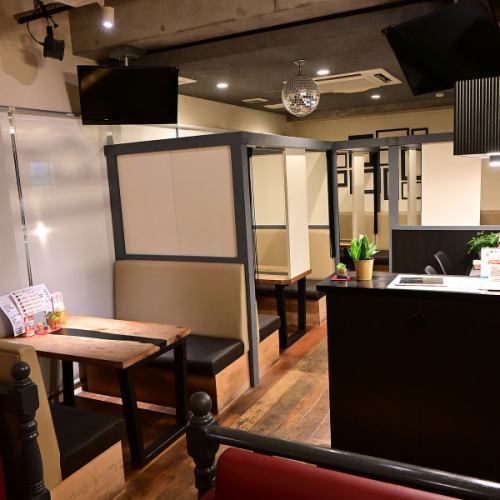 <p>オーナーのこだわりが詰まった店内は、お洒落なインテリアと木の温もりを感じるテーブルや床は落ち着いた大人な空間です◎女子会やデート、お祝いでのご利用にピッタリです♪2名様からご利用いただけるコースは飲み放題付きです。単品メニューも豊富にご用意しておりますのでシーンに応じてご利用ください★</p>