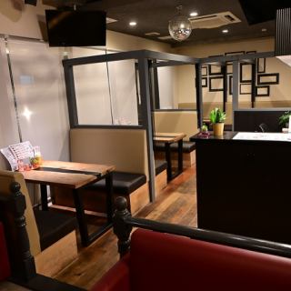 店内には落ち着いテーブル席を多数ご用意しております。ゆったり寛げるソファー席は気軽にご利用いただけるアットホームな温もり空間です♪デートにはもちろん、女子会やお仕事帰りの飲み会、二次会など様々なシーンにご利用ください!ご利用シーン毎にお選びいただけるコースは全て飲み放題付き◎2名様よりご利用可能です