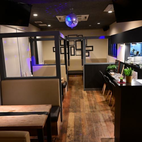 清潔感のある店内は、木の温もりを感じるテーブルやソファー席で落ち着いたお洒落空間が広がります。リーズナブルに楽しめる飲み放題付の女子会コースもございますので、ガールズトークで盛り上がりたい時にもおすすめです♪食べて飲んでしゃべって素敵なひとときをお過ごしください。ご予約、ご来店お待ちしております◎