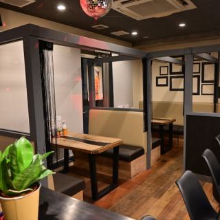 様々なシーンのご宴会にも使いやすい、4人掛けのテーブル席を多数ご用意しております!BOX席で全てがソファー席となっているので、周りを気にせずごゆっくりとお寛ぎいただけます。早めの時間帯はお子様がいるご家族でのお食事使いにもオススメです◎夜はお仕事帰りやデートで軽く飲みたい時など幅広くご利用いただけます!