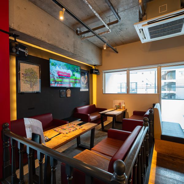 ソファー席でゆったりとおくつろぎいただける空間でお食事をお楽しみいただけます♪店内のレイアウトは変更可能なので、少人数～大人数の宴会までご対応可能です。貸切パーティー専用の特別プランもあり、店内にはモニター・カラオケ機器も完備しております★各種宴会は是非当店をご利用ください！