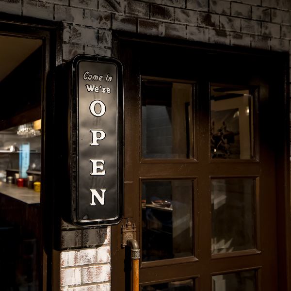 阿波座駅から徒歩1分とアクセス抜群の当店は、万博帰りにも気軽に立ち寄れる隠れ家☆店内はオーナーが1から手作りで創り上げたこだわりの空間。ヴィンテージの照明が灯る店内は昔ながらの海辺の隠れ家のような雰囲気で、日常を忘れさせてくれる温かさと懐かしさに包まれています。ゆったりと流れる時間の中で特別な一時を…