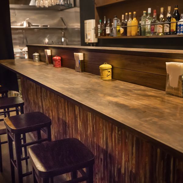 当店はお一人様からデート、ご友人とのご利用に最適な、雰囲気抜群のカウンター席をご用意しています。ランチタイムはもちろん、ディナータイムには自慢の絶品ハンバーガーをゆっくりと味わっていただけます。少人数でのご利用にぴったりの空間で、肩肘張らずリラックスしてお過ごしください。