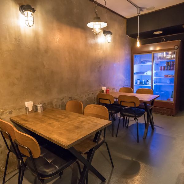 大人数でのご利用に最適なテーブル席をご用意しており、グループ利用にぴったりの空間です。13名様以上からは貸切のご相談も可能ですので、プライベートなパーティーにも最適です。グループ利用に嬉しい飲み放題付きプランもございますので、時間を気にせずお食事と会話をお楽しみいただけます。