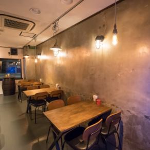 親しい方との会話を楽しむなら、4名掛けテーブル席がおすすめです。3卓ご用意しており、気兼ねなくおしゃべりを楽しめます。