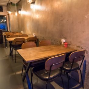 仕事帰りのちょっとしたサク飲みには、スタンディングの2名掛けテーブル席がぴったり。気軽に立ち寄ってリフレッシュできます。