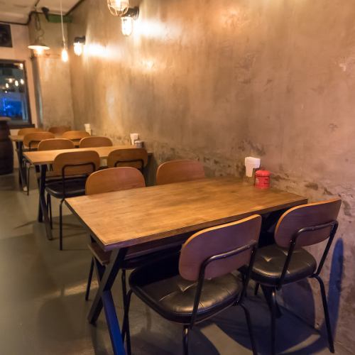 仕事帰りのちょっとしたサク飲みには、スタンディングの2名掛けテーブル席がぴったり。気軽に立ち寄ってリフレッシュできます。