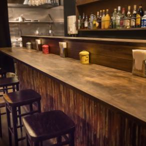 おひとり様でも気軽にどうぞ。ゆったりと過ごせるカウンター席が5席ございます。お食事をしながら自分だけの時間を満喫してください。