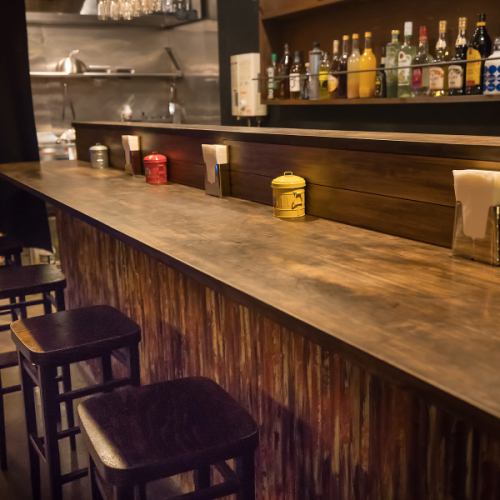 おひとり様でも気軽にどうぞ。ゆったりと過ごせるカウンター席が5席ございます。お食事をしながら自分だけの時間を満喫してください。