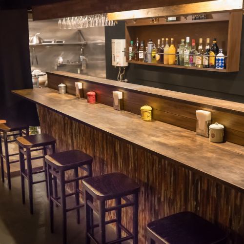 大切な方とのデート利用に最適なのは、落ち着いた雰囲気のカウンター席。二人の距離がぐっと縮まる時間をお過ごしください。