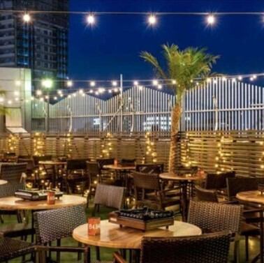 【開放的な屋上テラス席☆2名~100名様まで】新宿の夜景を一望できるビアガーデンで夏の思い出を！開放的な屋上テラス席をご用意しております。２名様から100名様まで収容可能になっております。会社や友人とのイベント毎、大人数での宴会、団体様まで☆様々なシーンでご利用いただけます。