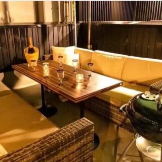 ゆったりとお寛ぎ頂けて、ビルの屋上テラス席でスタイリッシュな空間でのおもてなし。アクセス抜群！会社のご宴会はもちろん、デート、女子会、合コンなどのご利用に使い勝手抜群の雨の日、お洒落な店内も人気です。心を込めておもてなし致します♪