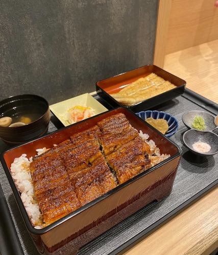 Akatsuki Unagi-ju (1 large eel, half a grilled eel)
