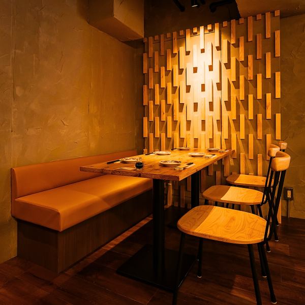 合コンや小規模宴会御用達のテーブル席では、ゆっくりしていただけるソファー席も♪店内モバイルオーダー完備なのでプライベートな空間も演出できます！