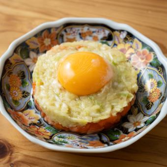 「あらた」の葱塩だれで、卵黄サーモンユッケ