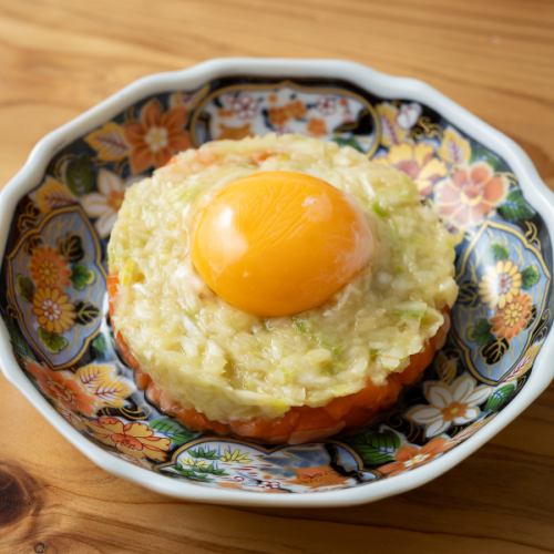 「あらた」の葱塩だれで、卵黄サーモンユッケ