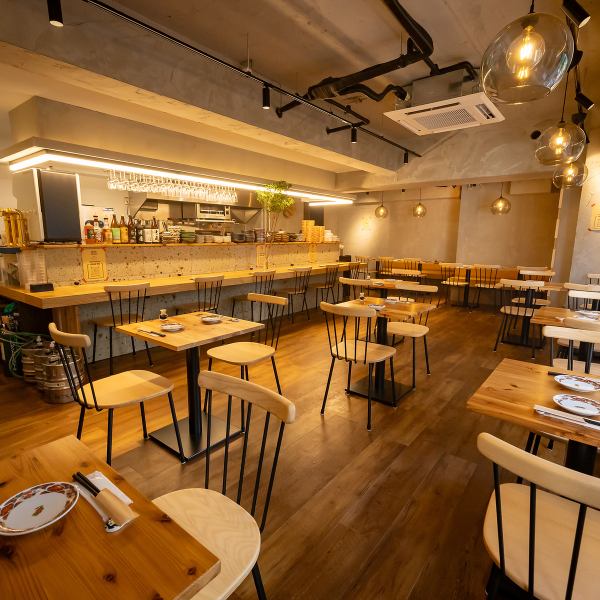 新宿駅から徒歩1分の好立地にある当店は、木の温かみを感じながらお食事をお楽しみ頂けます。少人数でのちょっとした飲み会から特別な日のご宴会もお任せください♪貸切も受け付けておりますので、ご予算やご要望などは気軽にお申し付けください。新宿でのデート・歓送迎会・女子会・接待・同窓会などおすすめです。