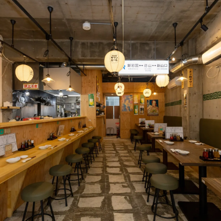清潔感溢れる店内。喫煙可能◎貸切などの宴会は、事前にご相談くださいませ。