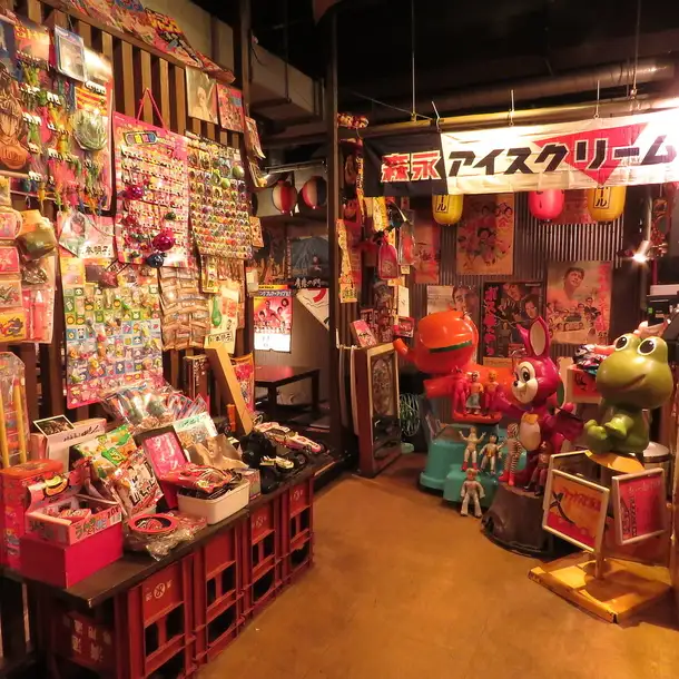 昭和レトロな雰囲気の店内はまさに異空間。店内一面にディスプレイされたアイテムの数々は圧巻。懐かしいポスターやアイテムに囲まれて少しばかりのタイムスリップはいかが?!
