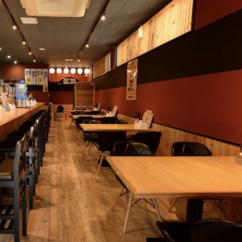 ゆったりとくつろげるテーブル席は、少人数の食事会や女子会にぴったりです。リラックスした雰囲気の中で、友人たちとおいしい料理を楽しみながら、心温まるひと時を過ごしましょう。会話も弾むこと間違いなしです。特別な時間を、ぜひご堪能ください。楽しい思い出を一緒に作りましょう！